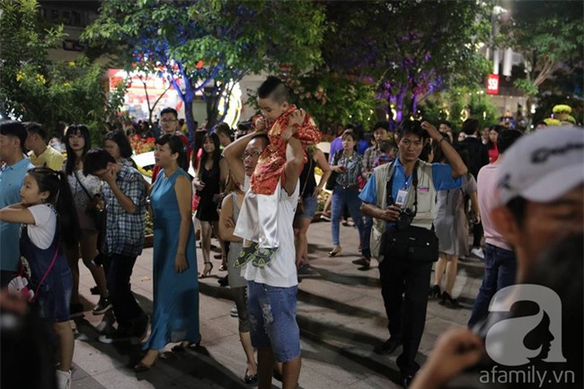 Không có pháo hoa, người dân vẫn ùn ùn đổ ra đường đón khoảnh khắc giao thừa - Ảnh 39.