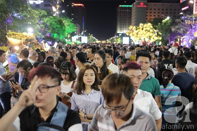 Không có pháo hoa, người dân vẫn ùn ùn đổ ra đường đón khoảnh khắc giao thừa - Ảnh 41.