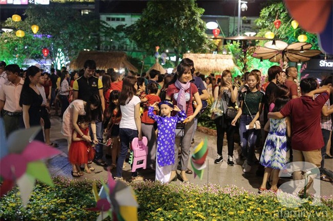 Không có pháo hoa, người dân vẫn ùn ùn đổ ra đường đón khoảnh khắc giao thừa - Ảnh 43.