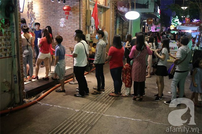 Không có pháo hoa, người dân vẫn ùn ùn đổ ra đường đón khoảnh khắc giao thừa - Ảnh 44.
