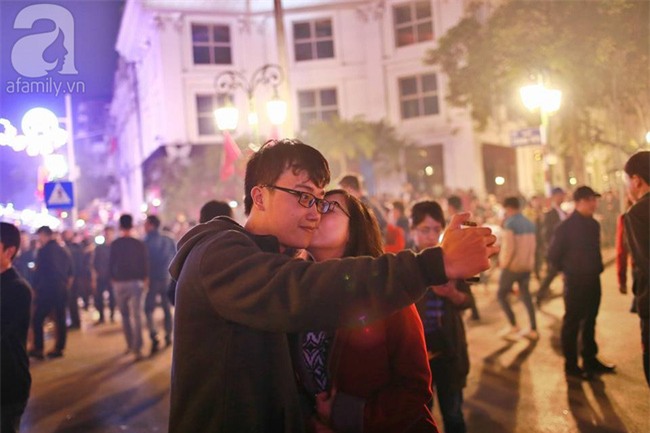 Không có pháo hoa, người dân vẫn ùn ùn đổ ra đường đón khoảnh khắc giao thừa - Ảnh 6.
