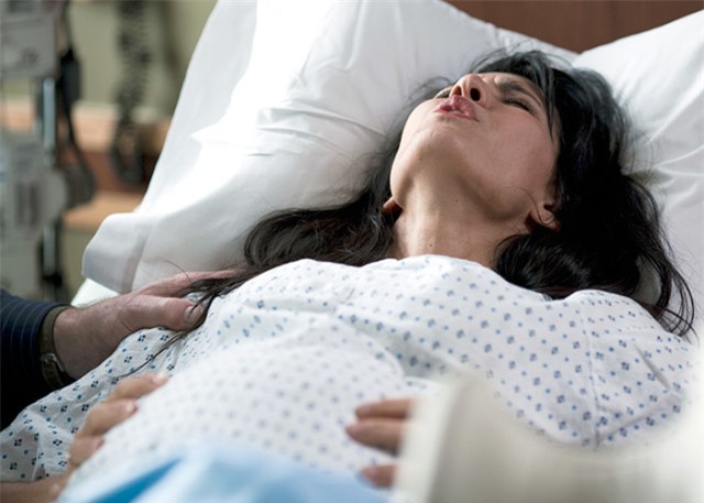 “Con ơi, ra nhanh lên không mẹ túm tóc bố đau lắm rồi!” - Ảnh 2.