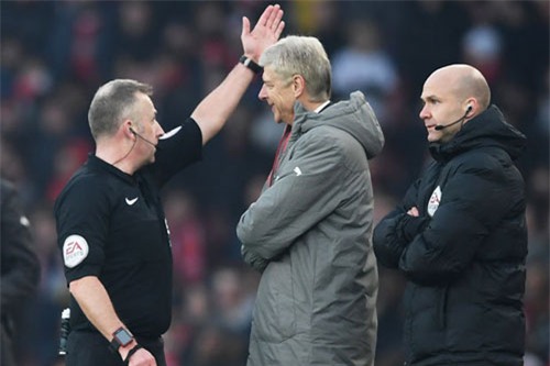 fa chinh thuc phat wenger, lo dai chien chelsea hinh anh 1