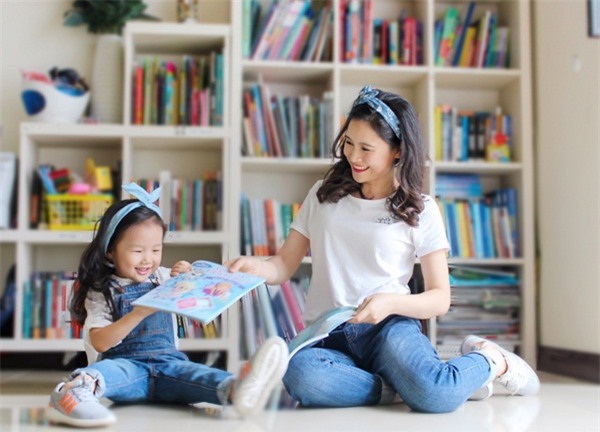 Cô bé 3 tuổi khiến người lớn kinh ngạc khi nói “Chúc mừng năm mới” bằng 11 thứ tiếng - Ảnh 5.