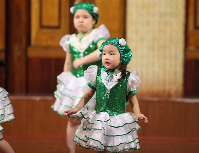 Cô bé 3 tuổi khiến người lớn kinh ngạc khi nói “Chúc mừng năm mới” bằng 11 thứ tiếng - Ảnh 7.