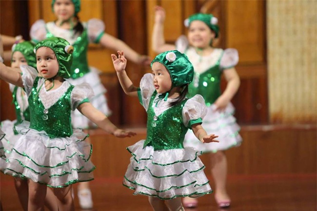 Cô bé 3 tuổi khiến người lớn kinh ngạc khi nói “Chúc mừng năm mới” bằng 11 thứ tiếng - Ảnh 8.