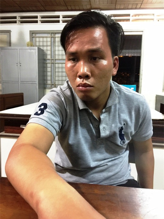 khong che phu nu ban hoa gia de cuong hiep dem giao thua - 1