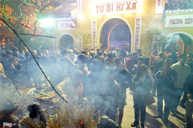 Nguoi Ha Noi di chua, mua muoi may man dau nam hinh anh 3