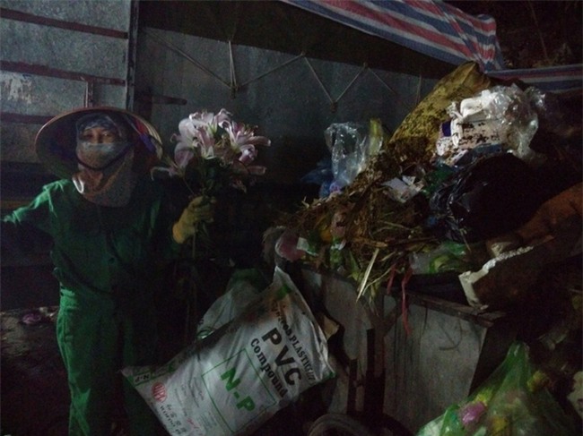 14 cái Tết không chồng, đón Giao thừa chỉ có bát cơm của người lao công dọn rác - Ảnh 2.