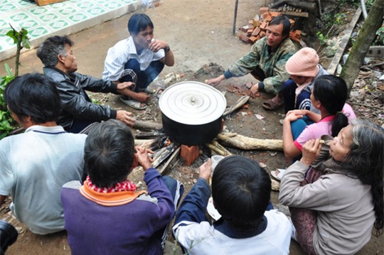 Cha con người rừng ở Quảng Ngãi đón Tết thế nào? - Ảnh 1.