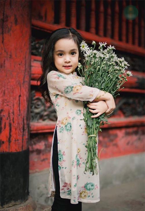 Khi các bé xúng xính trong tà áo dài ngày Tết, mẹ như thấy cả mùa xuân - Ảnh 12.