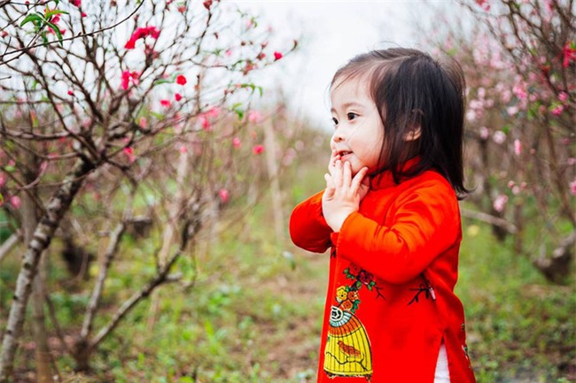 Khi các bé xúng xính trong tà áo dài ngày Tết, mẹ như thấy cả mùa xuân - Ảnh 15.