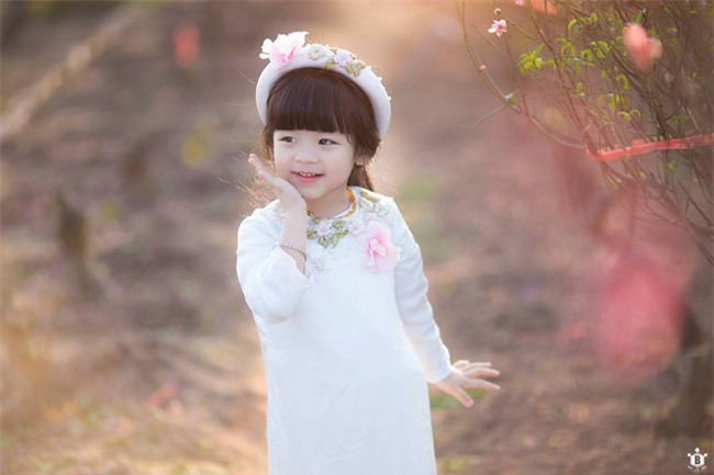 Khi các bé xúng xính trong tà áo dài ngày Tết, mẹ như thấy cả mùa xuân - Ảnh 16.