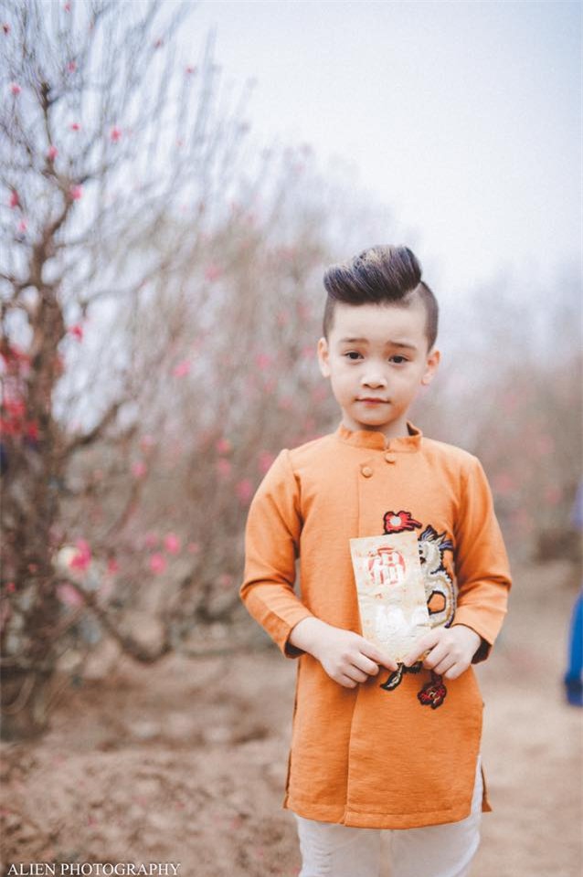 Khi các bé xúng xính trong tà áo dài ngày Tết, mẹ như thấy cả mùa xuân - Ảnh 19.