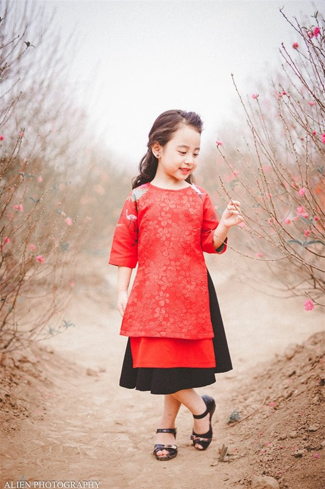 Khi các bé xúng xính trong tà áo dài ngày Tết, mẹ như thấy cả mùa xuân - Ảnh 20.