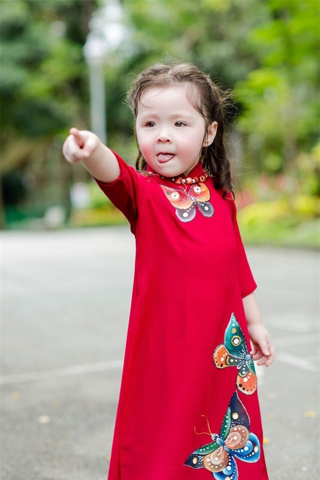 Khi các bé xúng xính trong tà áo dài ngày Tết, mẹ như thấy cả mùa xuân - Ảnh 3.
