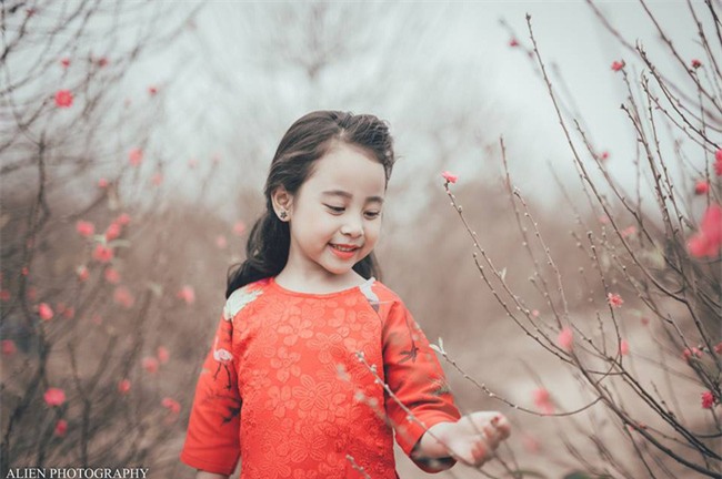 Khi các bé xúng xính trong tà áo dài ngày Tết, mẹ như thấy cả mùa xuân - Ảnh 21.