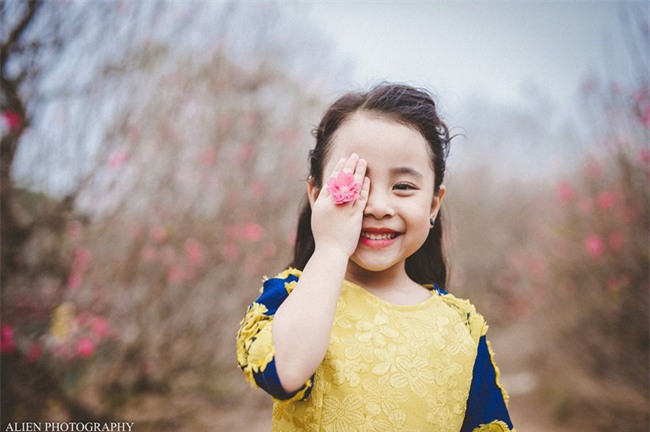Khi các bé xúng xính trong tà áo dài ngày Tết, mẹ như thấy cả mùa xuân - Ảnh 22.