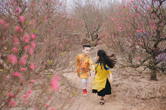 Khi các bé xúng xính trong tà áo dài ngày Tết, mẹ như thấy cả mùa xuân - Ảnh 23.