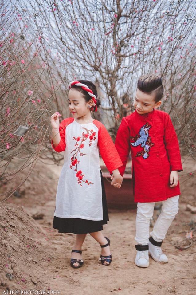 Khi các bé xúng xính trong tà áo dài ngày Tết, mẹ như thấy cả mùa xuân - Ảnh 24.