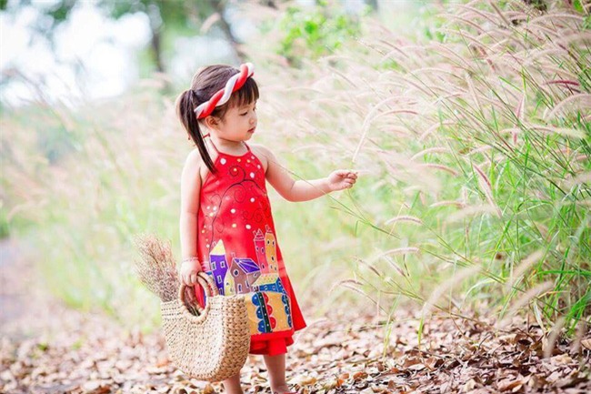 Khi các bé xúng xính trong tà áo dài ngày Tết, mẹ như thấy cả mùa xuân - Ảnh 26.