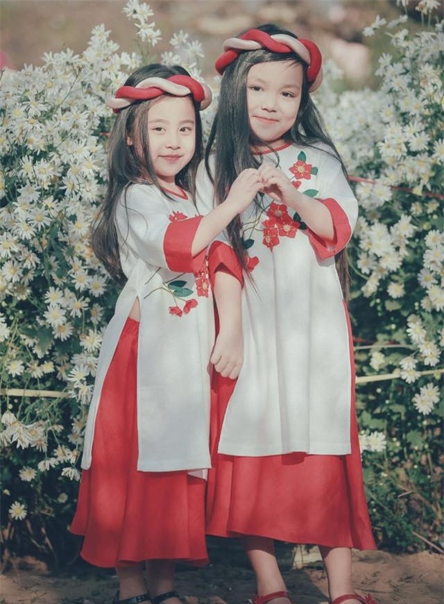 Khi các bé xúng xính trong tà áo dài ngày Tết, mẹ như thấy cả mùa xuân - Ảnh 29.