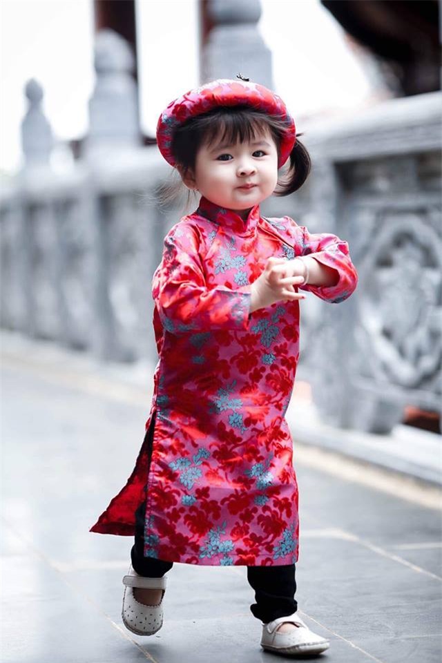 Khi các bé xúng xính trong tà áo dài ngày Tết, mẹ như thấy cả mùa xuân - Ảnh 33.