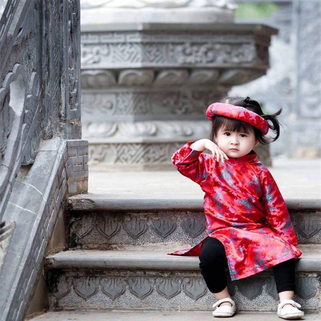 Khi các bé xúng xính trong tà áo dài ngày Tết, mẹ như thấy cả mùa xuân - Ảnh 35.