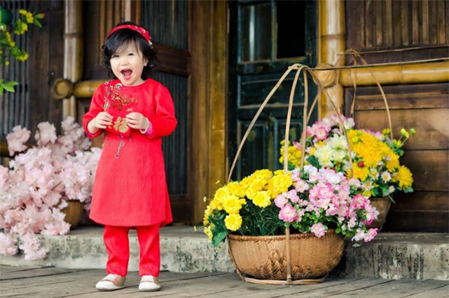 Khi các bé xúng xính trong tà áo dài ngày Tết, mẹ như thấy cả mùa xuân - Ảnh 37.