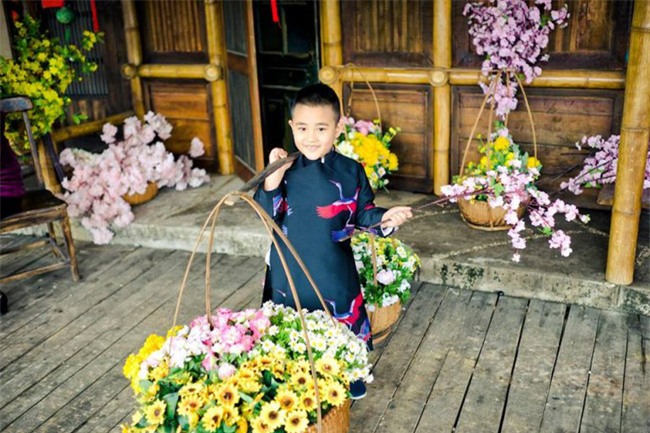 Khi các bé xúng xính trong tà áo dài ngày Tết, mẹ như thấy cả mùa xuân - Ảnh 38.