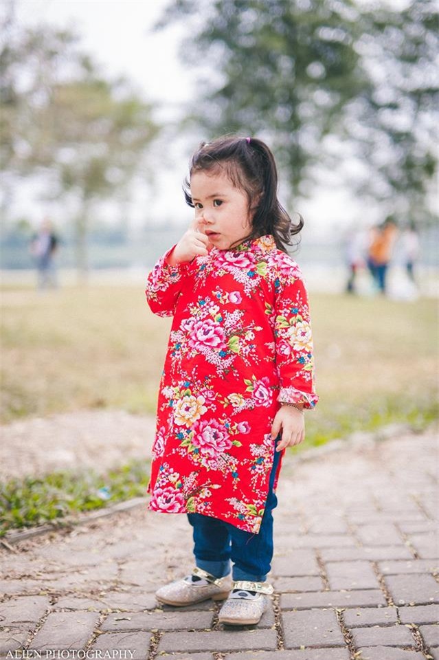 Khi các bé xúng xính trong tà áo dài ngày Tết, mẹ như thấy cả mùa xuân - Ảnh 40.