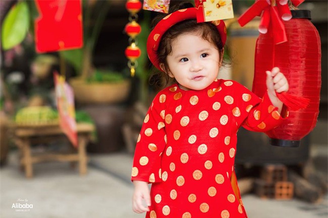 Khi các bé xúng xính trong tà áo dài ngày Tết, mẹ như thấy cả mùa xuân - Ảnh 7.