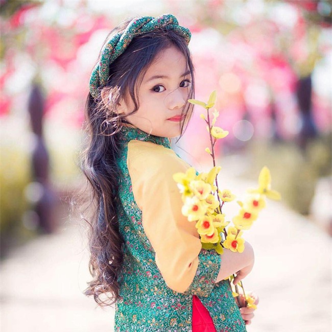 Khi các bé xúng xính trong tà áo dài ngày Tết, mẹ như thấy cả mùa xuân - Ảnh 44.