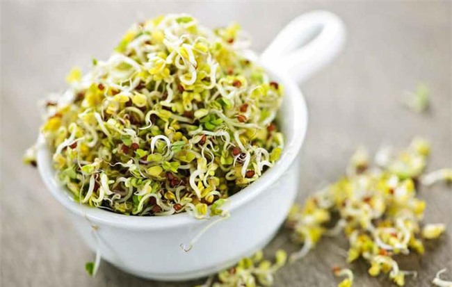 6 loại thực phẩm dù ngon mấy bạn cũng tuyệt đối không nên ăn sống - Ảnh 2.