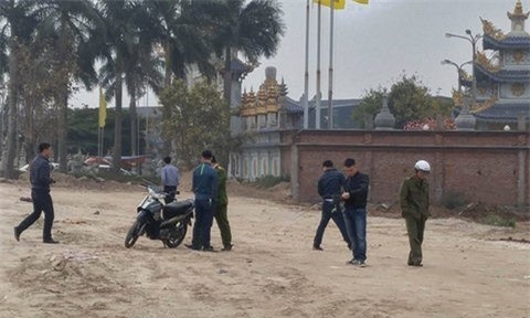 Huyet chien gianh diem giu xe truoc cong chua ngay Tet hinh anh 1