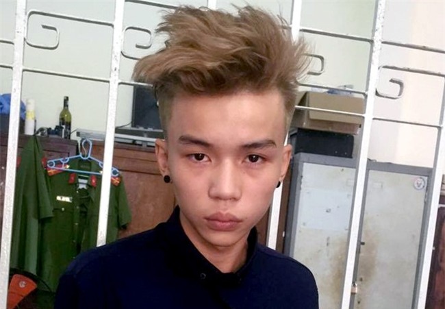 dang ngu voi ban gai tren giuong, bi 