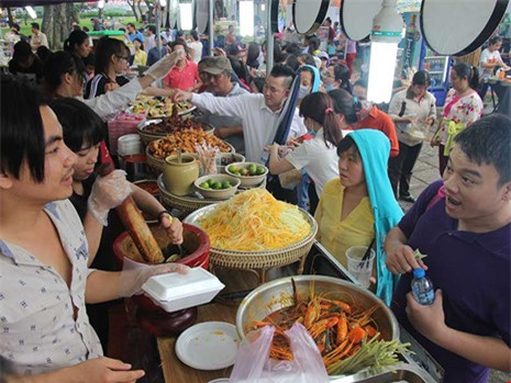 Ăn uống cẩn thận là một trong những điều đáng lưu ý khi du xuân. Ảnh: HOÀNG GIANG