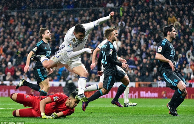 Ronaldo ghi bàn, Real cho Barca ngửi khói trong cuộc đua vô địch - Ảnh 6.