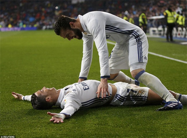 Ronaldo ghi bàn, Real cho Barca ngửi khói trong cuộc đua vô địch - Ảnh 9.