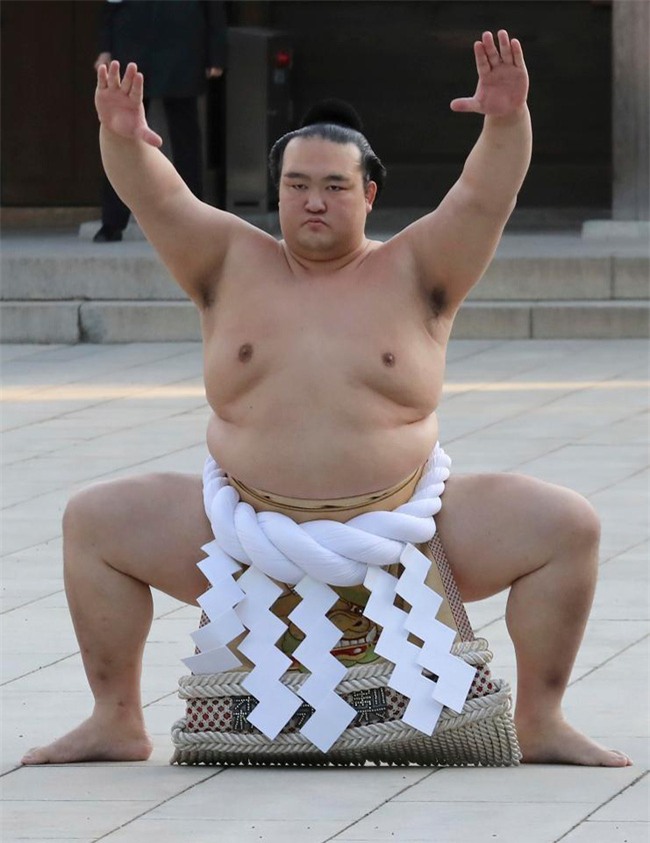 18.000 người nô nức mừng sumo Nhật nhận danh hiệu Thiên hạ vô song sau 20 năm - Ảnh 2.