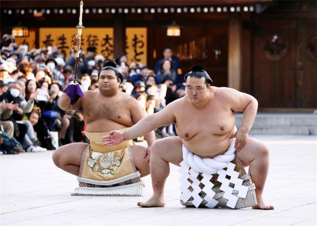 18.000 người nô nức mừng sumo Nhật nhận danh hiệu Thiên hạ vô song sau 20 năm - Ảnh 3.
