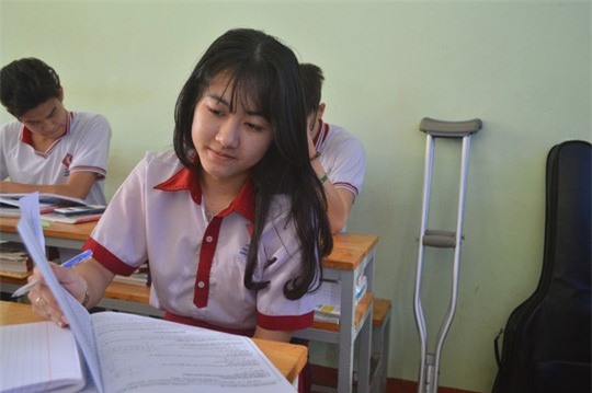 Gap lai nu sinh bi cua chan hinh anh 1