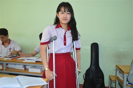 Gap lai nu sinh bi cua chan hinh anh 2