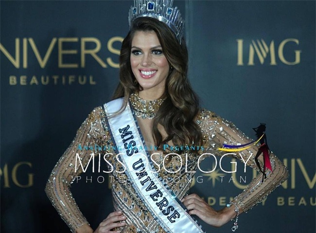 Iris Mittenaere - từ cô bé ở thị trấn nhỏ có tuổi thơ bất hạnh trở thành Hoa hậu Hoàn vũ - Ảnh 1.