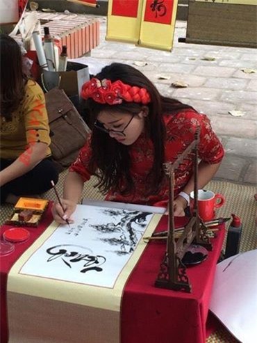 ‘Cô đồ’ xinh đẹp mê hoặc dân mạng ngày đầu năm