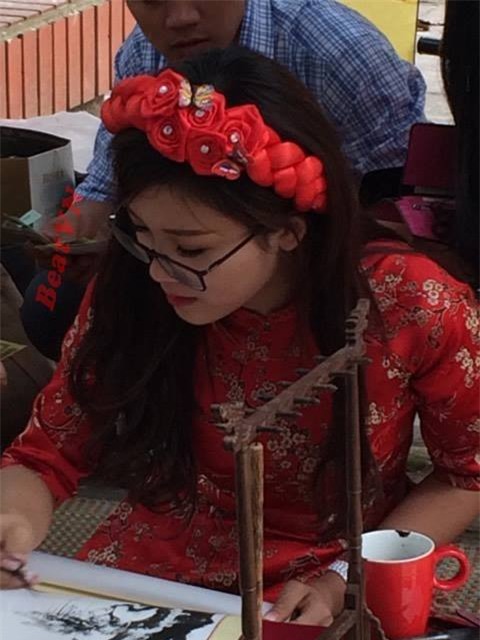 ‘Cô đồ’ xinh đẹp mê hoặc dân mạng ngày đầu năm