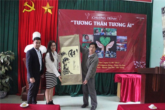 ‘Cô đồ’ xinh đẹp mê hoặc dân mạng ngày đầu năm