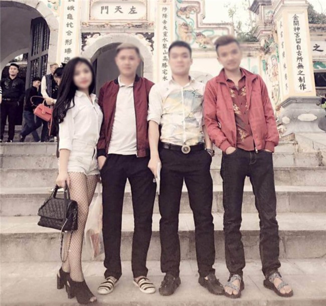 xon mat vi thieu nu quan dui tat luoi, mot khong quan den den, chua hinh anh 2