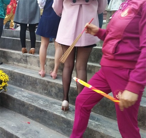 xon mat vi thieu nu quan dui tat luoi, mot khong quan den den, chua hinh anh 3