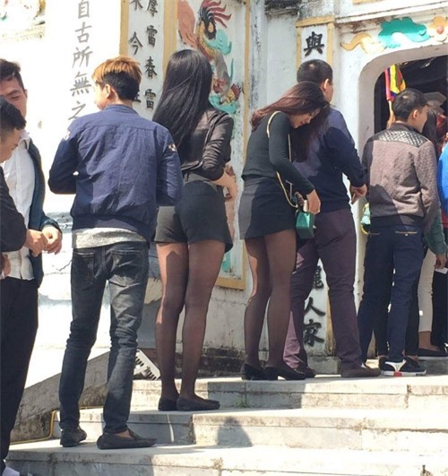 xon mat vi thieu nu quan dui tat luoi, mot khong quan den den, chua hinh anh 4